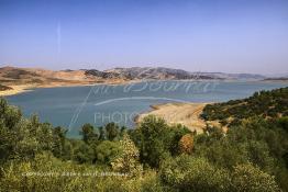 Image du Maroc Professionnelle de  Le barrage Oued El Makhazine, conçu pour le développement et  l'irrigation du périmètre du Loukkos. Ainsi les champs situés dans le triangle Ksar El Kébir, Larache, Moulay Bouselham profitent de cette infrastructure. Cette importante réalisation située sur El Oued Loukkos sert à la régularisation inter annuelle des débits tout en formant une protection contre les crues, au Jeudi 1er Septembre 2005 à cette datte le barrage dispose 309 Million de M3. (Photo / Abdeljalil Bounhar) 